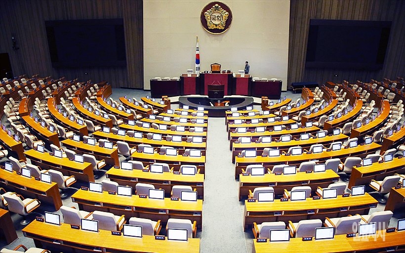 김명수 대법원장 후보자에 대한 인준안이 21일, 국회 본회의를 통해 가부 여부가 처리될 예정인 가운데 정치권에 전운이 감돌고 있다.