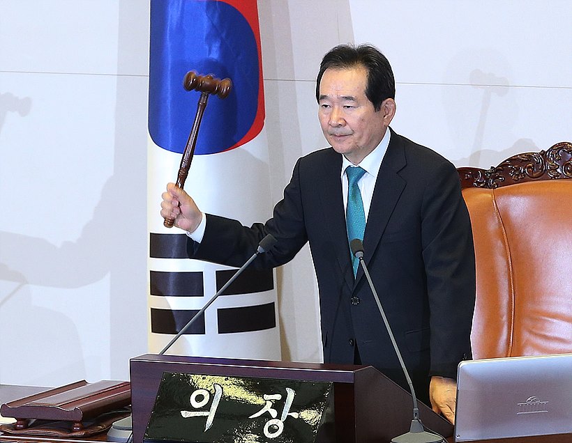 정세균 국회의장이 21일, 서울 여의도 국회 본회의서 열린 김명수 대법원장 후보자 인준안 표결 결과 가결처리됐음을 알리는 의사봉을 두드리고 있다.