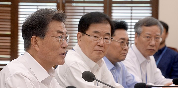 수석보좌관회의 주재하는 문재인 대통령