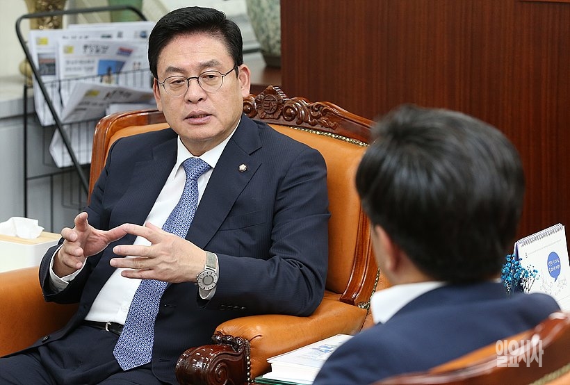 정우택 자유한국당 원내대표가 <일요시사> 최민이 편집국장과 대담을 나누고 있다.