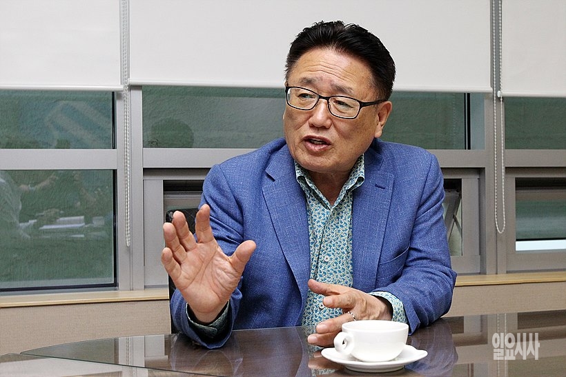 <일요시사>와 대담 갖는 유준상 21세기경제사회연구원 이사장
