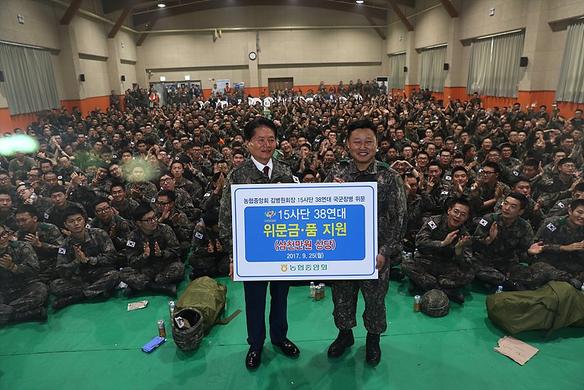 철원·화천지역의 국군 장병들에게 위문품 전달하는 김병원 농협중앙회장(사진 왼쪽)