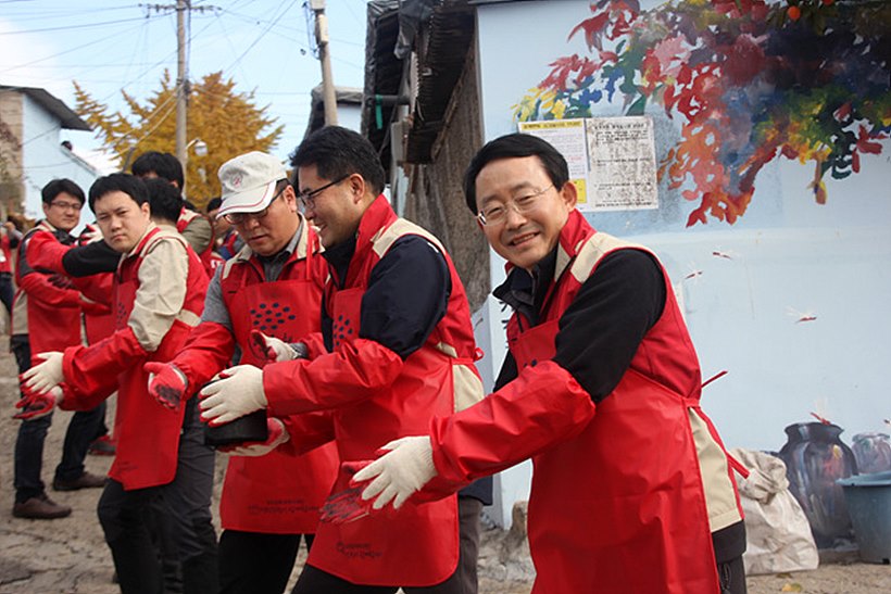 하석주 롯데건설 대표이사(사진 맨 오른쪽)가 사랑의 연탄나눔 봉사활동을 하고 있다.