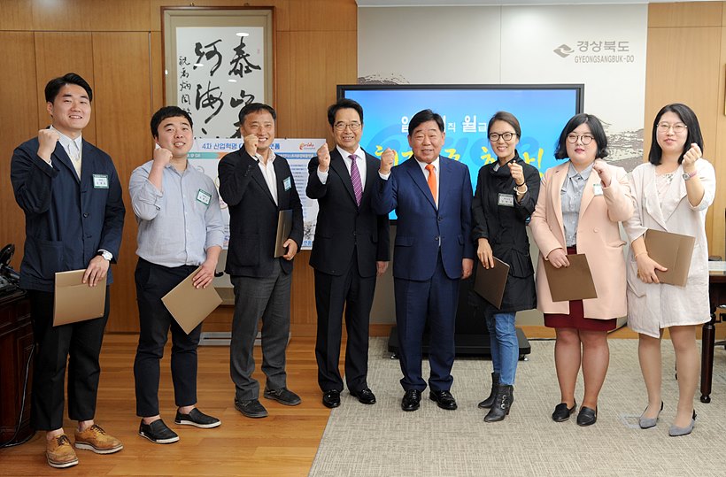 기념촬영 갖는 ‘전통시장 활성화제안 전국 공모전’ 수상작 시상자들