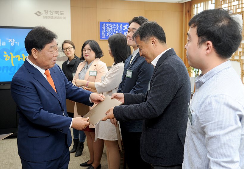 ‘전통시장 활성화제안 전국 공모전’ 수상작 시상식 갖는 우병윤 경북도 경제부지사
