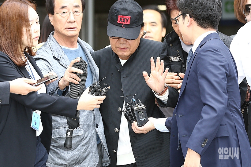 취재진의 질문 뿌리치는 조영남