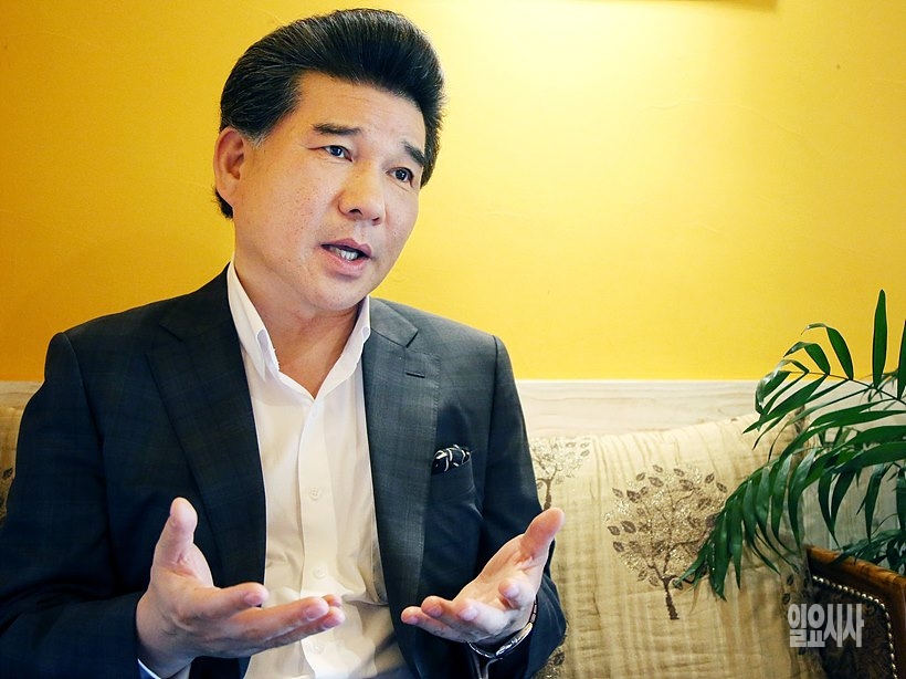 <일요시사>와 대담 나누는 윤석헌 아태경제문화연구회장