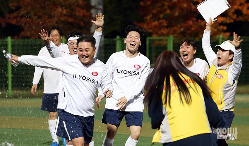 <일요시사> 김성수 부장(사진 앞 왼쪽) 및 선수들이 지난 21일, 경기도 고양시 레포츠공원서 열린 '제45회 한국기자협회 서울지역 축구대회' 32강전서 <연합뉴스>에 승부차기 끝에 2:1로 승리를 확정지은 후 기뻐하고 있다.
