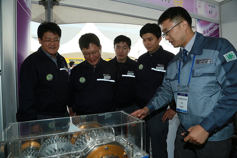지난 24일 현대제철 당진제철소에서 열린 기술박람회를 방문한 관람객들이 부스에서 설명을 듣고 있다. <사진=현대제철 제공>