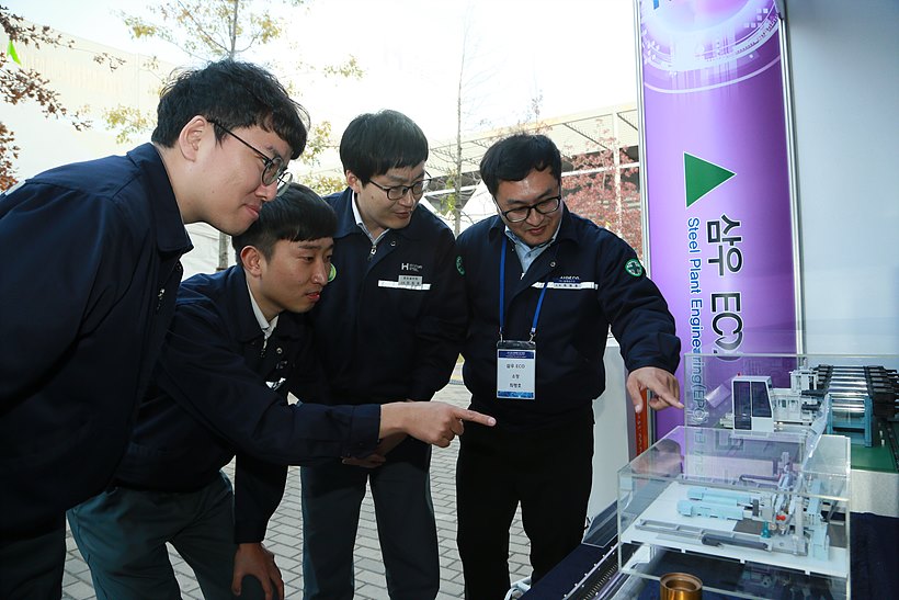 지난 24일 현대제철 당진제철소에서 열린 기술박람회를 방문한 관람객들이 부스서 설명을 듣고 있다. <사진=현대제철 제공>