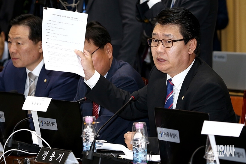25일, 서울시청서 열린 국정감사에 앞서 허인회 녹취록 발언하는 정용기 자유한국당 의원