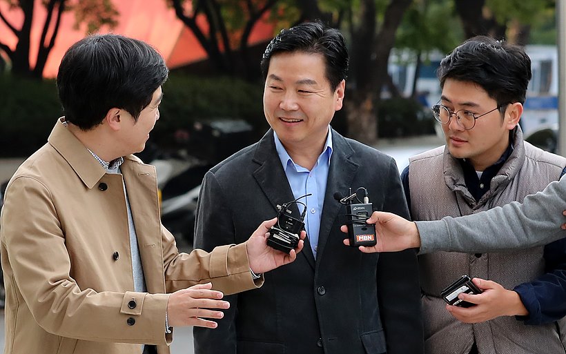취재진 질문 받고 있는 홍종학 중소벤처기업부장관 후보자