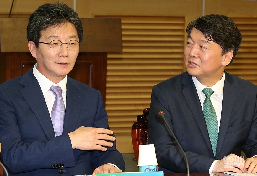 안철수 국민의당 대표(사진 오른쪽)와 '바른정당 대주주' 유승민 의원