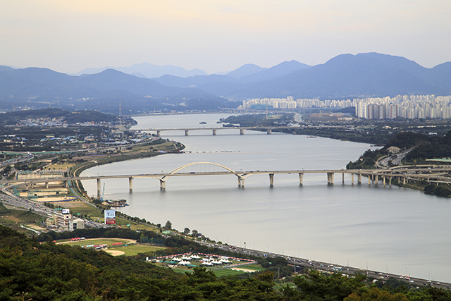 아차산에서 내려다본 구리암사대교 쪽 전경