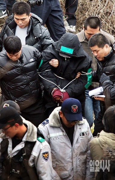 현장검증 중인 '희대의 살인마' 강호순