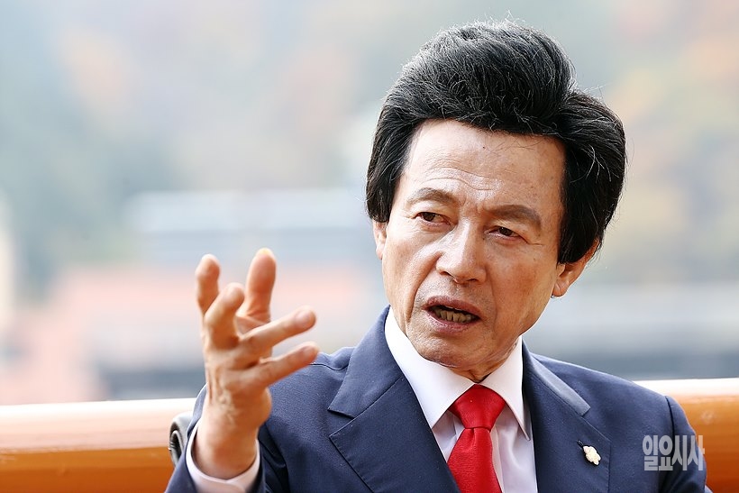 <일요시사>와 인터뷰 갖는 허경영 국민정치혁명연대 총재