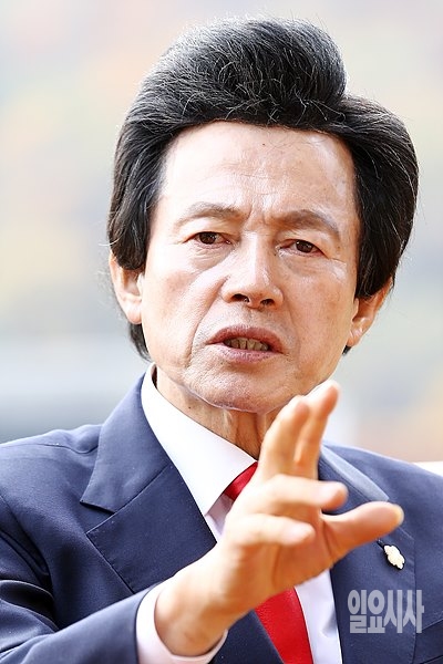 답변하는 허경영 국민정치혁명연대 총재