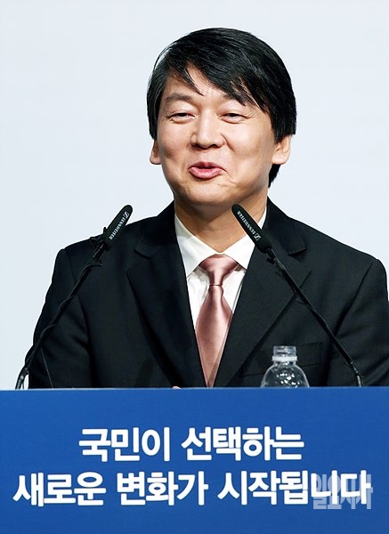지난 19대 대선 출마 선언 기자회견 갖는 안철수 당시 후보