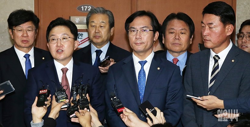 6일, 서울 여의도 국회 정론관서 탈당 기자회견 후 취재진 질문에 답변하는 김용태 의원