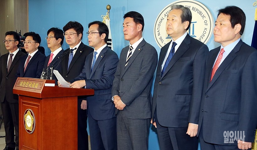 지난 9일, 서울 여의도 국회 정론관서 바른정당 탈당 기자회견 갖는 의원들