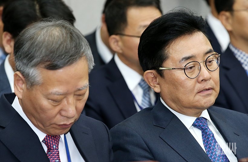 한국e스포츠협회 자금 유용 의혹을 받고 있는 전병헌 청와대 정무수석(사진 오른쪽)