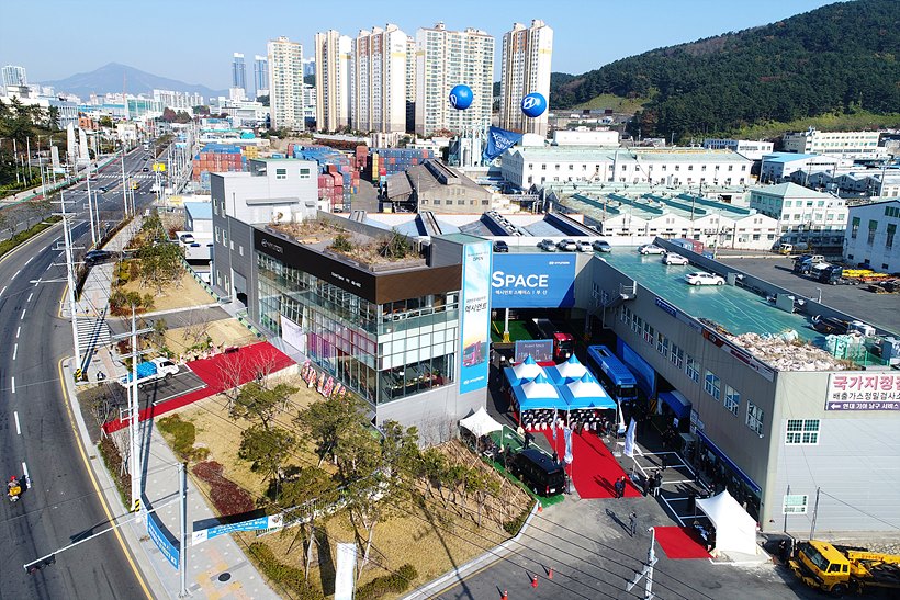 현대자동차가 동북아 항만 물류 중심지인 부산광역시에 상용차의 판매와 정비 둥 다양한 고객 편의 서비스를 제공하는 현대 상용차 복합 거점 ‘엑시언트 스페이스 부산’(부산시 남구 소재)을 개소했다고 밝혔다.