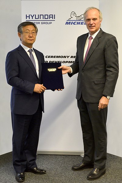 현대자동차㈜는 프랑스 미쉐린 연구소(클레르몽 페랑 소재)서 (왼쪽부터) 양웅철 현대차 부회장과 플로랑 미네고 미쉐린 부회장 등 관계자들이 참석한 가운데 ‘현대자동차-미쉐린 기술협력’ 계약을 체결했다고 밝혔다.