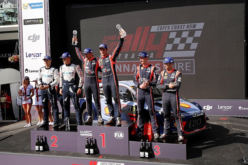 2017 WRC 호주 랠리서 시상대에 오른 현대 월드랠리팀 선수들의 모습. 왼쪽 세 번째부터 니콜라스 질술(Nicolas Gilsoul), 티에리 누빌(Thierry Neuville), 세바스티엥 마샬(Sebastian Marshall), 헤이든 패든(Hayden Paddon)