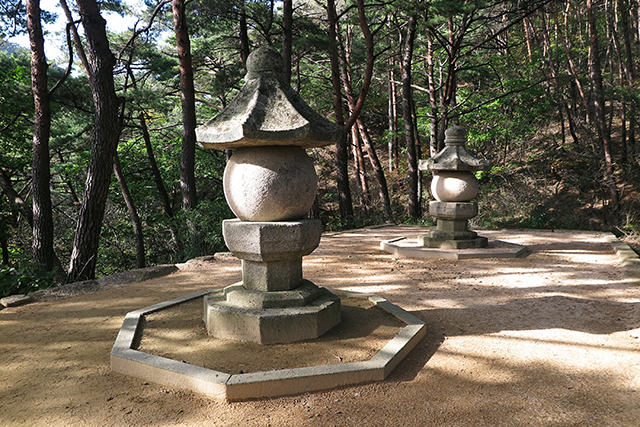 신미대사 승탑(앞)과 수암화상 승탑(뒤)