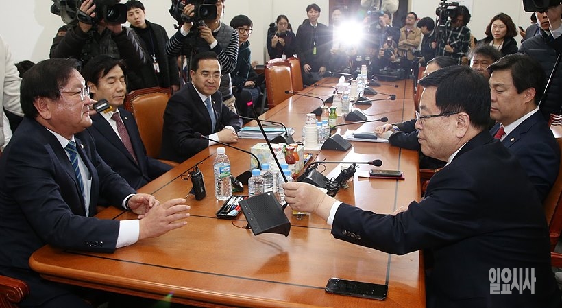 2+2+2 회동을 갖고 있다.