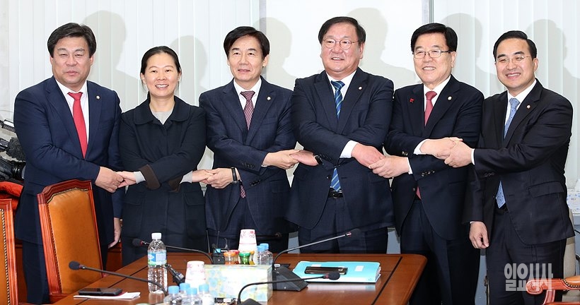 2+2+2 회동 직후 기념촬영을 갖고 있다.