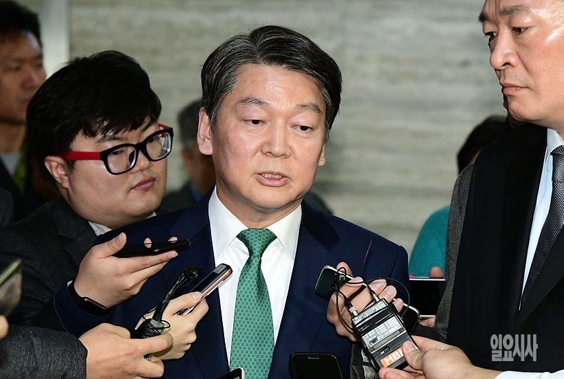 취재진 질문에 답변하는 안철수 국민의당 대표