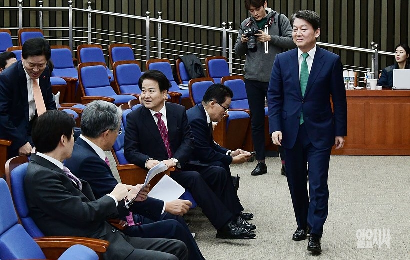 의원총회 참석하는 안철수 국민의당 대표
