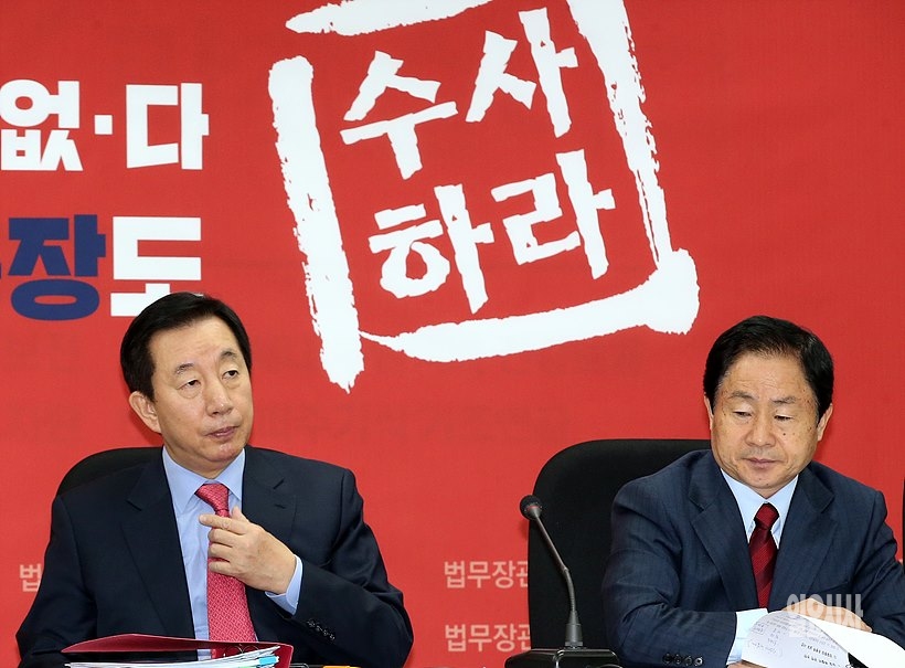 자유한국당 정치보고대책회의 참석한 김성태(사진 왼쪽)·주광덕 의원