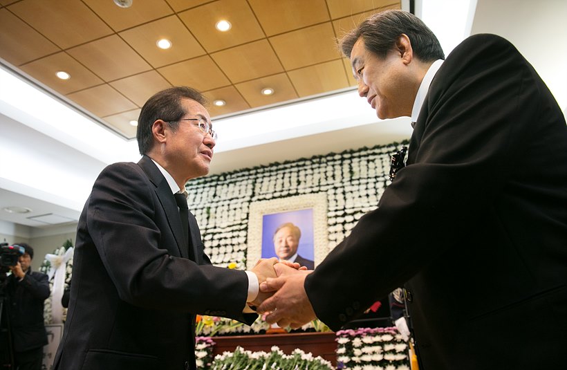 악수 나누는 홍준표 자유한국당 대표와 김무성 전 대표