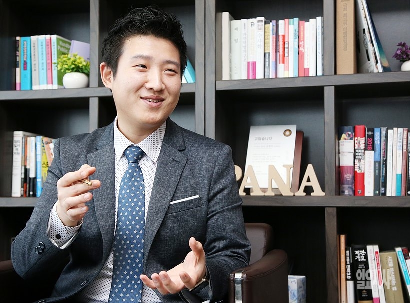 조성민 로스타K 기획팀장이 <일요시사>와 인터뷰를 갖고 있다.