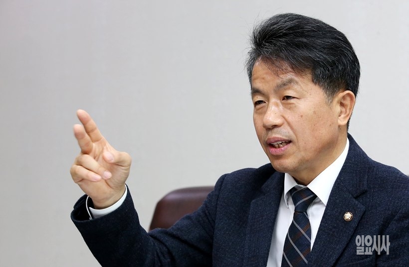 윤종오 민중당 의원이 <일요시사>와 인터뷰를 갖고 있다.