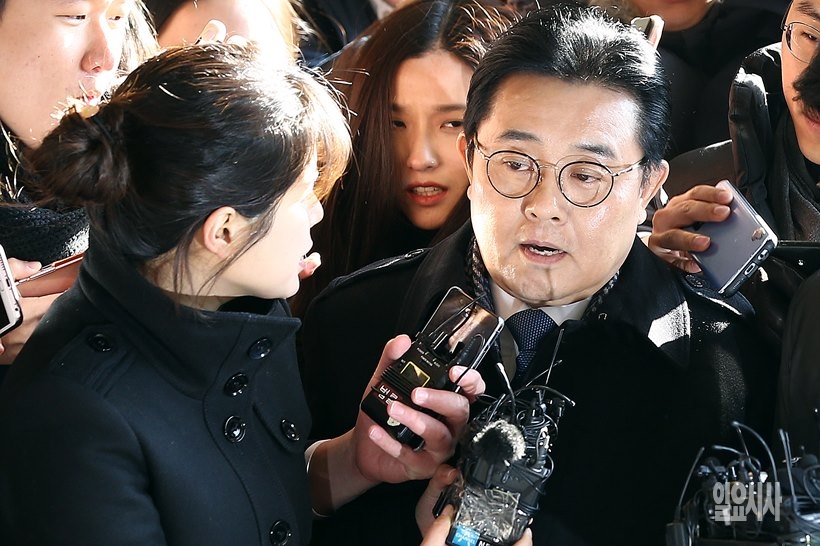 피의자 신분으로 검찰에 소환되고 있는 전병헌 전 정무수석