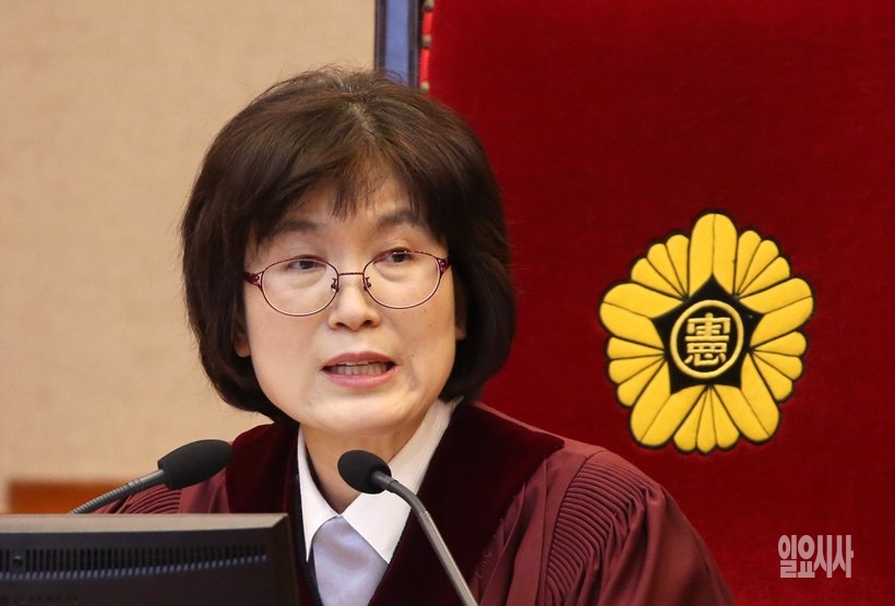 박근혜 탄핵소추안 인용 선언하는 이정미 전 헌재소장 권한대행 <사진=사진공동취재단>