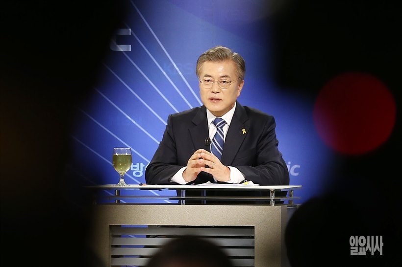 최근 기관장 교체로 낙하산 논란의 중심에 선 문재인 대통령
