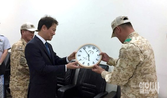 동명부대 방문해 벽시계를 선물하고 있는 임종석 대통령 비서실장 <사진=청와대>