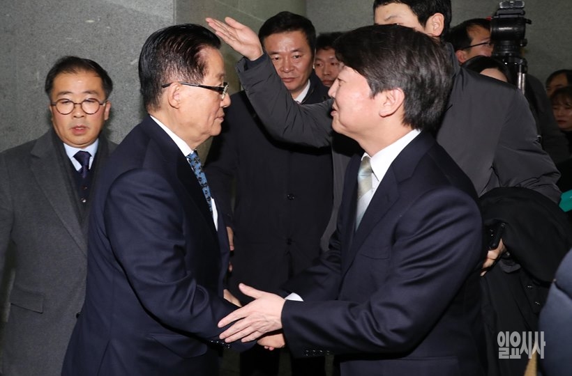 박지원 전 국민의당 대표(사진 왼쪽)와 안철수 국민의당 대표