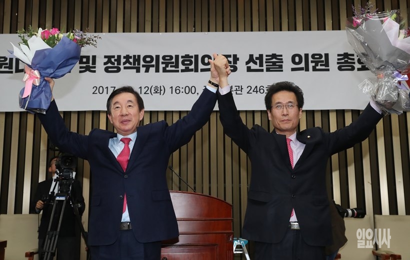 두 손 높이 치켜든 김성태 신임 자유한국당 원내대표와 함진규 신임 정책위의장