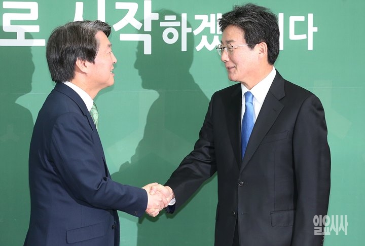 (사진 왼쪽부터)악수 나누는 안철수 국민의당 대표와 유승민 바른정당 대표