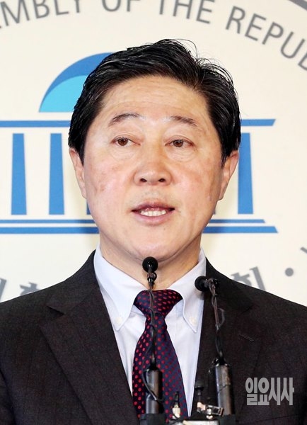 기자회견 갖는 '친박' 유기준 자유한국당 의원