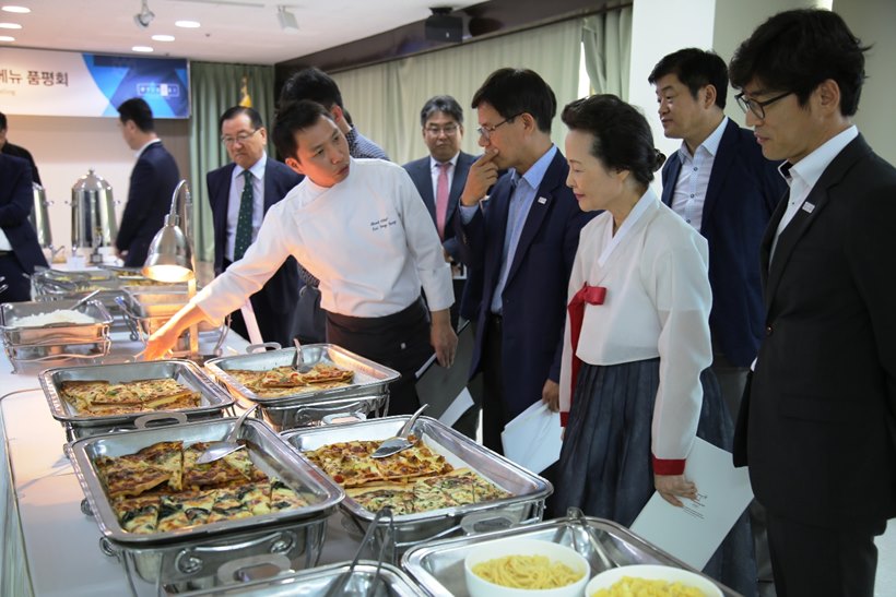 지난 9월, 현대그린푸드 본사서 평창 동계올림픽 조직위와 함께 '평창동계올림픽 케이터링 메뉴 품평회'를 진행하고 있다.