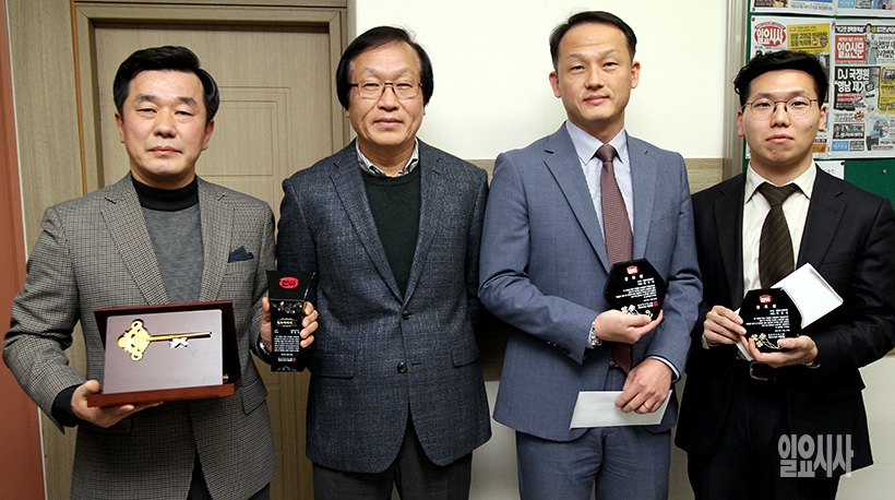 (사진 왼쪽부터)‘일요미디어인 대상’을 수상한 최민이 편집인 겸 편집국장, 이용범 일요미디어 그룹 대표이사 회장, 강주모 온라인 팀장, 박창민 편집국 취재기자