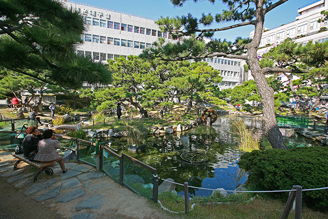 해운대구청 앞 연못에 옛 온천장의 흔적이 있다.