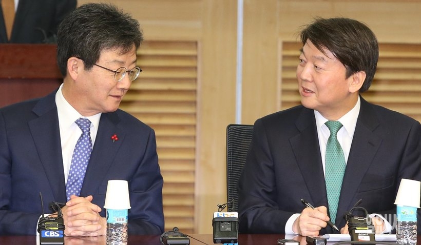 안철수 국민의당 대표(사진 오른쪽)와 유승민 바른정당 대표