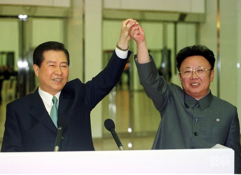 손잡은 고 김대중 전 대통령(사진 왼쪽)과 김정일 국방위원장 <사진=사진공동취재단>